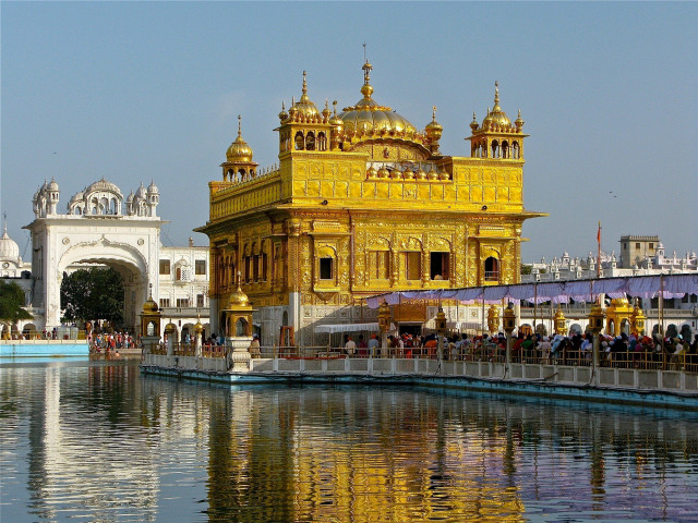Large yellow building crowd water free wallpaper - medium preview image