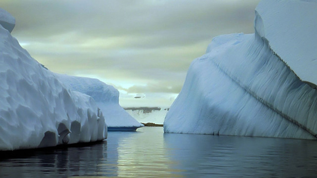 Iceberg ocean shoreline boat cloudy free wallpaper - medium preview image