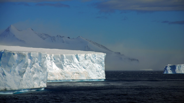 Large iceberg ocean mountain range free wallpaper - medium preview image