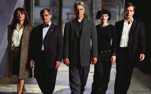 Group people sidewalk building woman free wallpaper - medium preview image