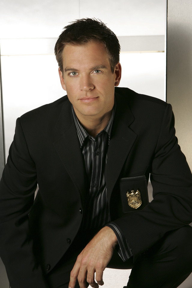 Man suit tie knife badge free wallpaper - medium preview image