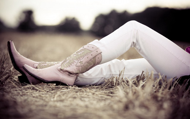 Tattooed woman crossed legs pink free wallpaper - medium preview image