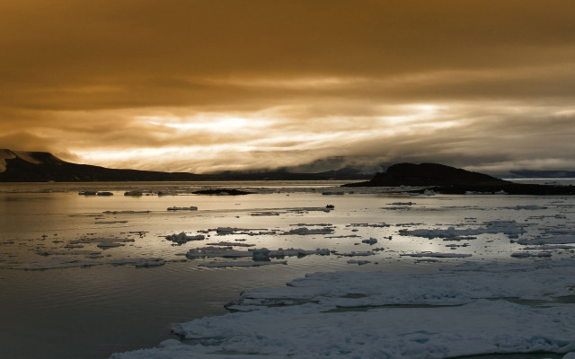 Large body of water ice free wallpaper - medium preview image