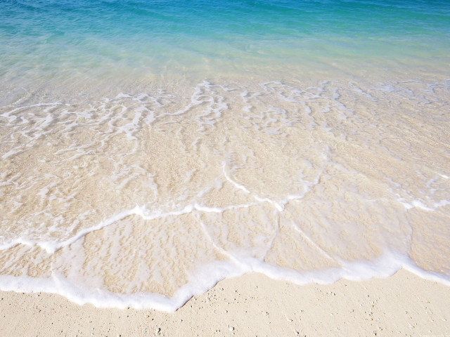 Sandy beach wave blue ocean free wallpaper - medium preview image
