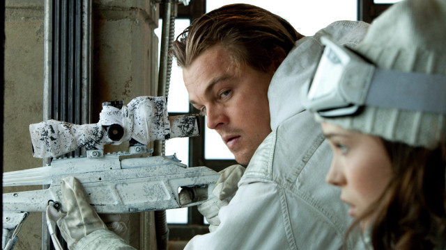 Man woman looking machine gun free wallpaper - medium preview image
