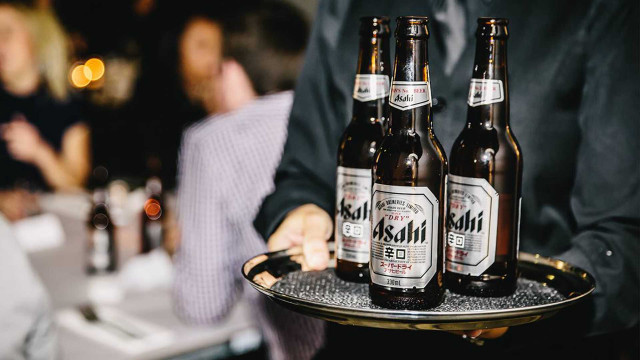 Man tray beer woman tilt free wallpaper - medium preview image