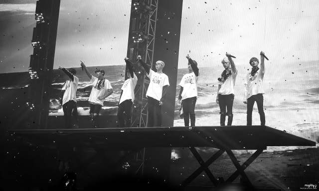 Group people stage large screen free wallpaper - medium preview image