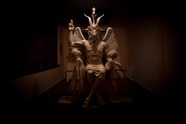 Statue man angels dark room free wallpaper - medium preview image