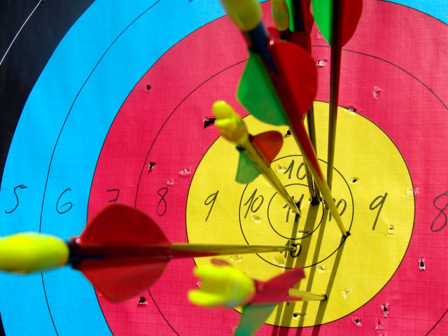 Close up target arrows middle free wallpaper - medium preview image
