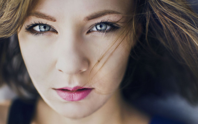 Woman blueeyes pinklips wind blurry free wallpaper - medium preview image