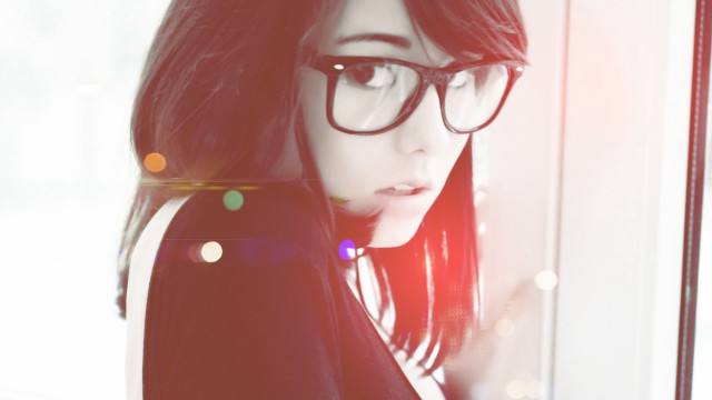 Woman glasses reflection mirror blurry free wallpaper - medium preview image