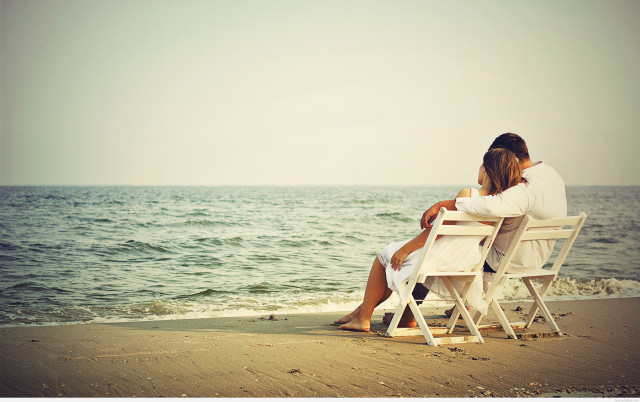 Couple beach ocean sunny day free wallpaper - medium preview image