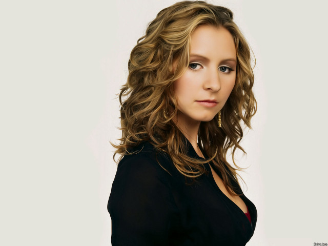 Woman longhair blackshirt portrait jewelry free wallpaper - medium preview image