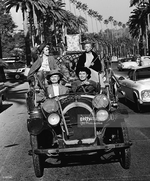 Group people car street palm free wallpaper - medium preview image