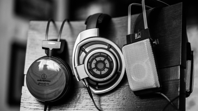Headphones speaker table bag hanging free wallpaper - medium preview image