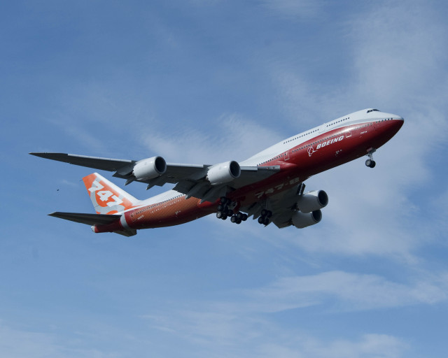 Large commercial airplane flying landing free wallpaper - medium preview image