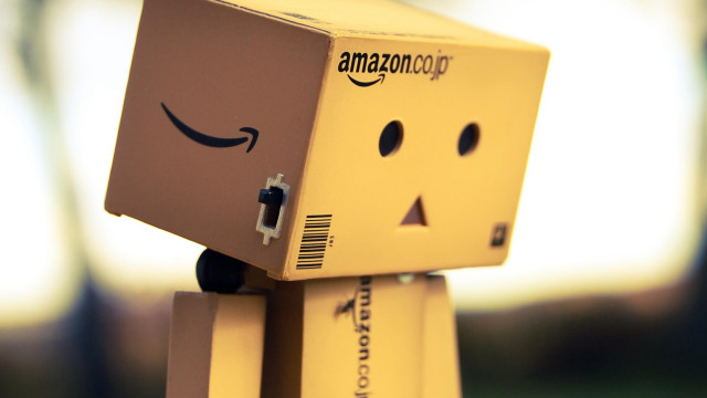 Yellow amazon box smiling face free wallpaper - medium preview image
