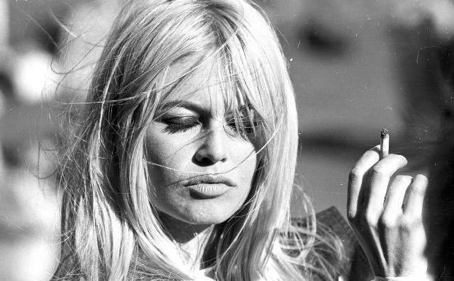 Woman smoking cigarette black white #4 free wallpaper - medium preview image