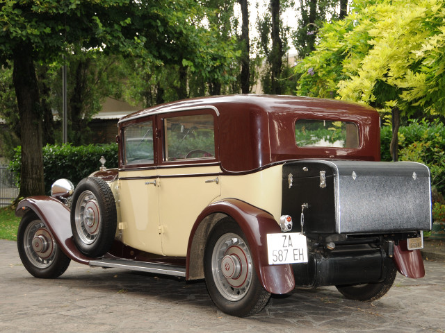 Old car driveway tree green free wallpaper - medium preview image
