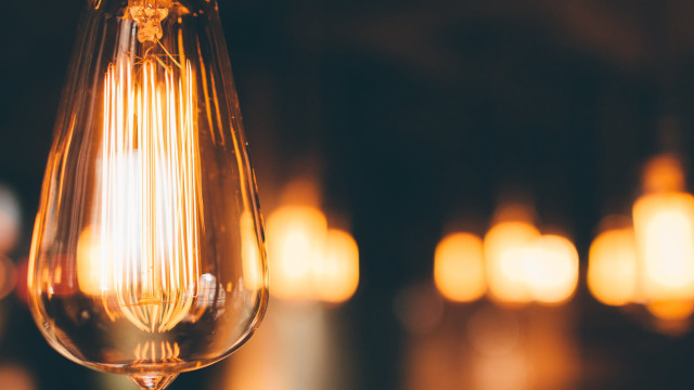 Light bulb hanging ceiling room free wallpaper - medium preview image