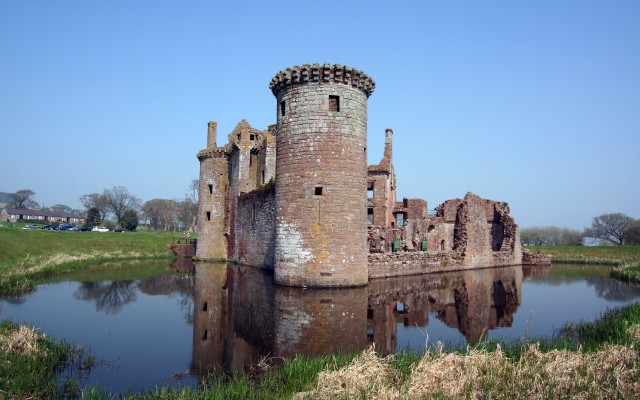 Castle moat reflection water image free wallpaper - medium preview image