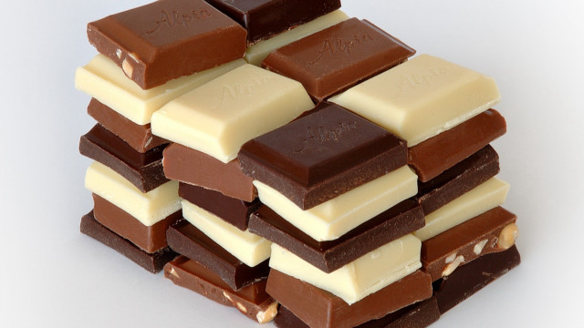 Chocolate white chocolate stack white free wallpaper - medium preview image
