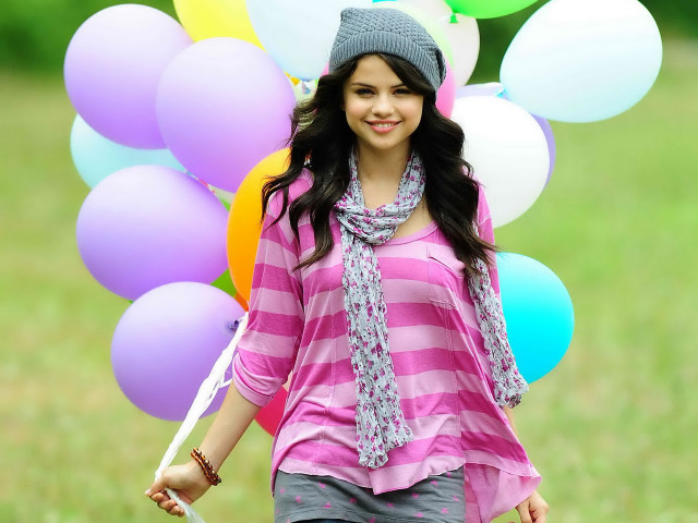 Woman pink shirt gray hat free wallpaper - medium preview image
