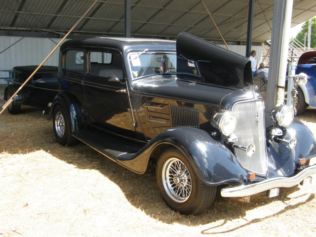 Old car metal structure parking free wallpaper - medium preview image