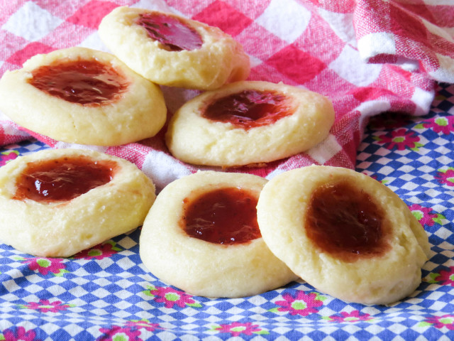 Cookies jam pile tablecloth checkered free wallpaper - medium preview image