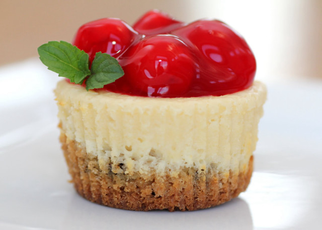 Small cheesecake cherries plate leaf free wallpaper - medium preview image