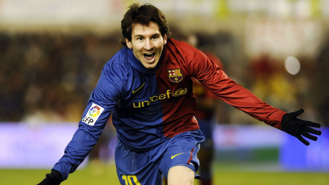 Heroic soccer player motion blur free wallpaper - medium preview image