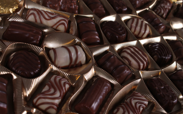 Chocolates gold foil rococo 3d free wallpaper - medium preview image