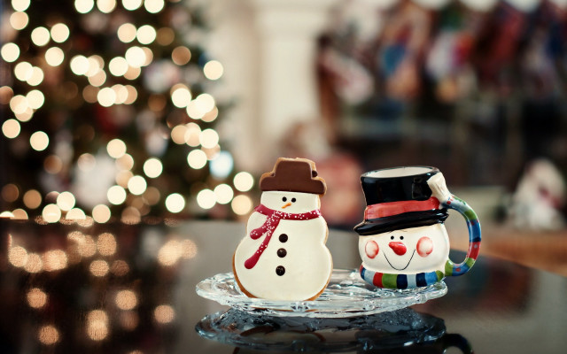 Snowmen christmas tree bokeh depthfield free wallpaper - medium preview image