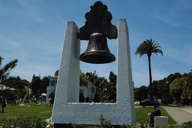 Bell monument palm trees blue free wallpaper - medium preview image