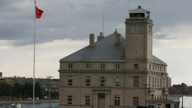 Large building clock tower flag #3 free wallpaper - medium preview image