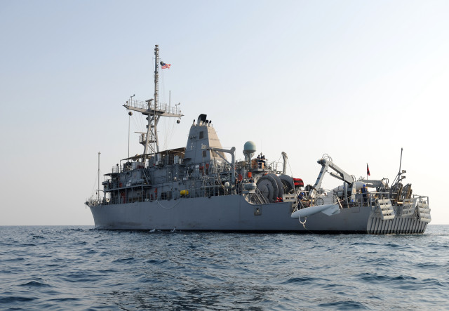 Large ship ocean flag mast free wallpaper - medium preview image