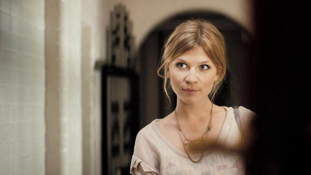 Woman surprised necklace camera door free wallpaper - medium preview image