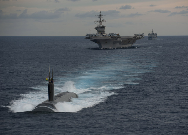 Submarine ship background foreground small free wallpaper - medium preview image