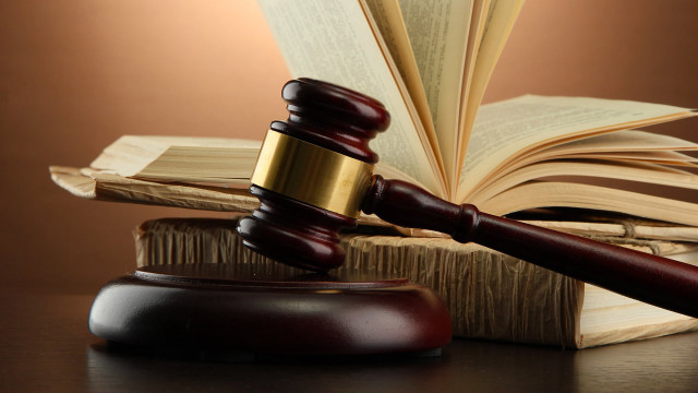 Wooden judge gavel book table free wallpaper - medium preview image
