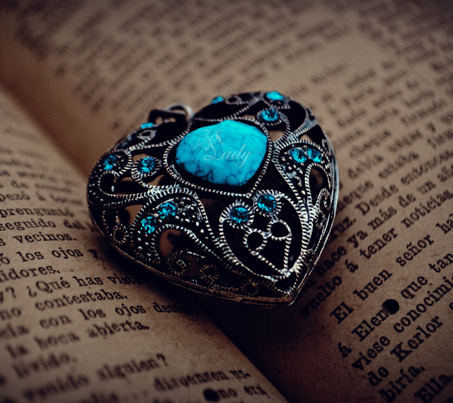 Heart shaped brooch open book free wallpaper - medium preview image