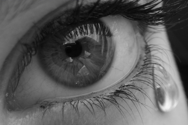 Close up eye water drops free wallpaper - medium preview image