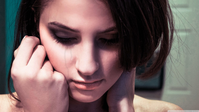 Woman hand head looking down free wallpaper - medium preview image