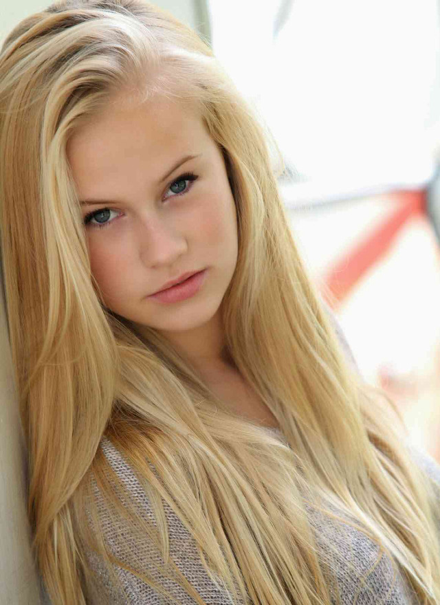 Emma geary blonde hair headshot free wallpaper - medium preview image
