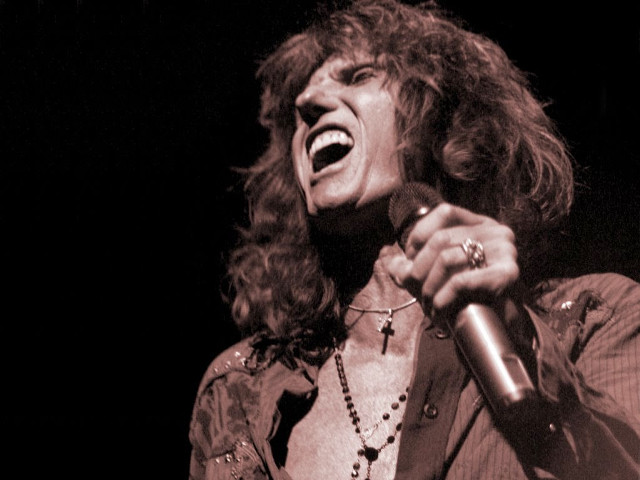 Man long hair singing microphone free wallpaper - medium preview image