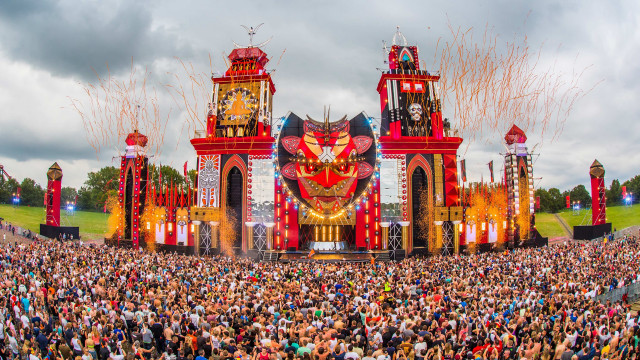 Crowd stage clock tower gathering free wallpaper - medium preview image