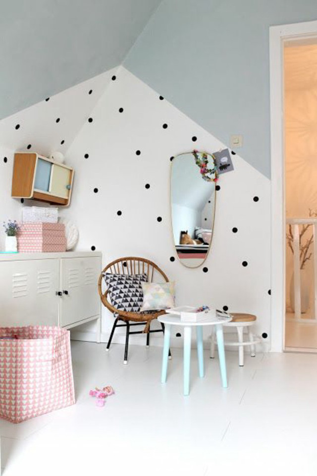 Room white wall polka dot free wallpaper - medium preview image