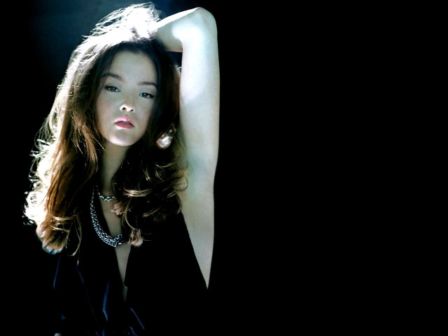 Woman necklace pearls posing dark free wallpaper - medium preview image