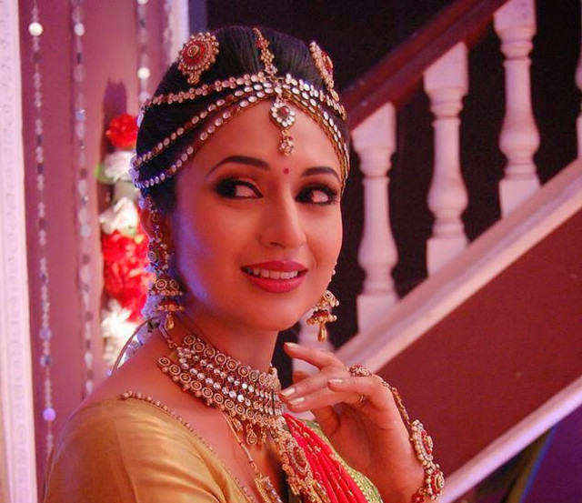 Woman indian costume staircase handhip free wallpaper - medium preview image