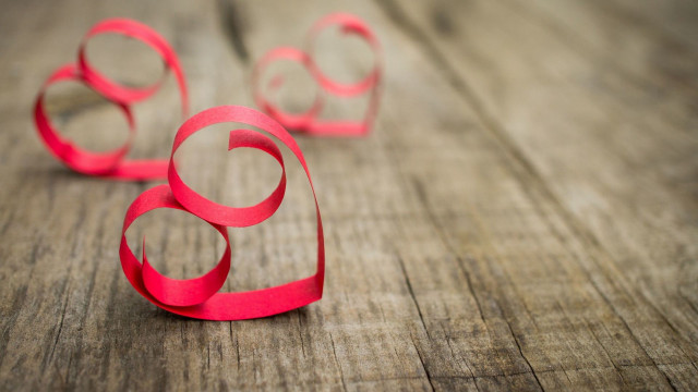 Red paper circles wooden surface free wallpaper - medium preview image