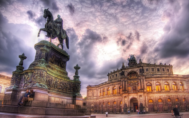 Statue horse building cloudy sky free wallpaper - medium preview image